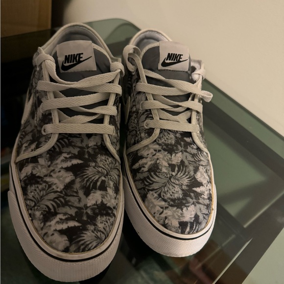 Nike Grey Scale Men’s Floral Shoes - Picture 2 of 3